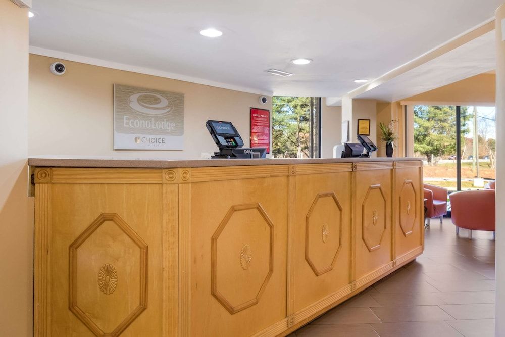 Econo Lodge Hendersonville 1