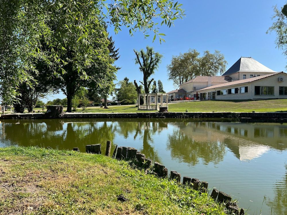 Domaine de Roullet 1