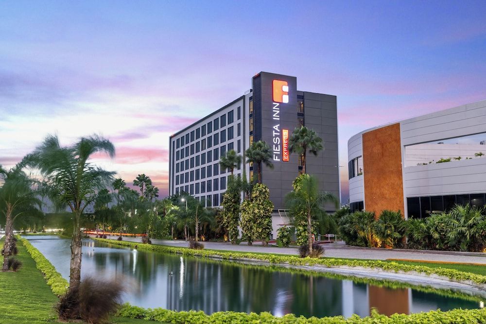 Fiesta Inn Express Cancún Cumbres 1
