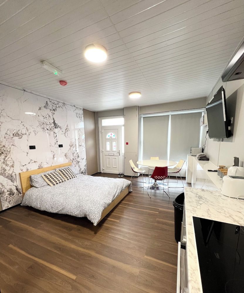 OYO Welsh Holiday Accommodation - Modern Stay 1