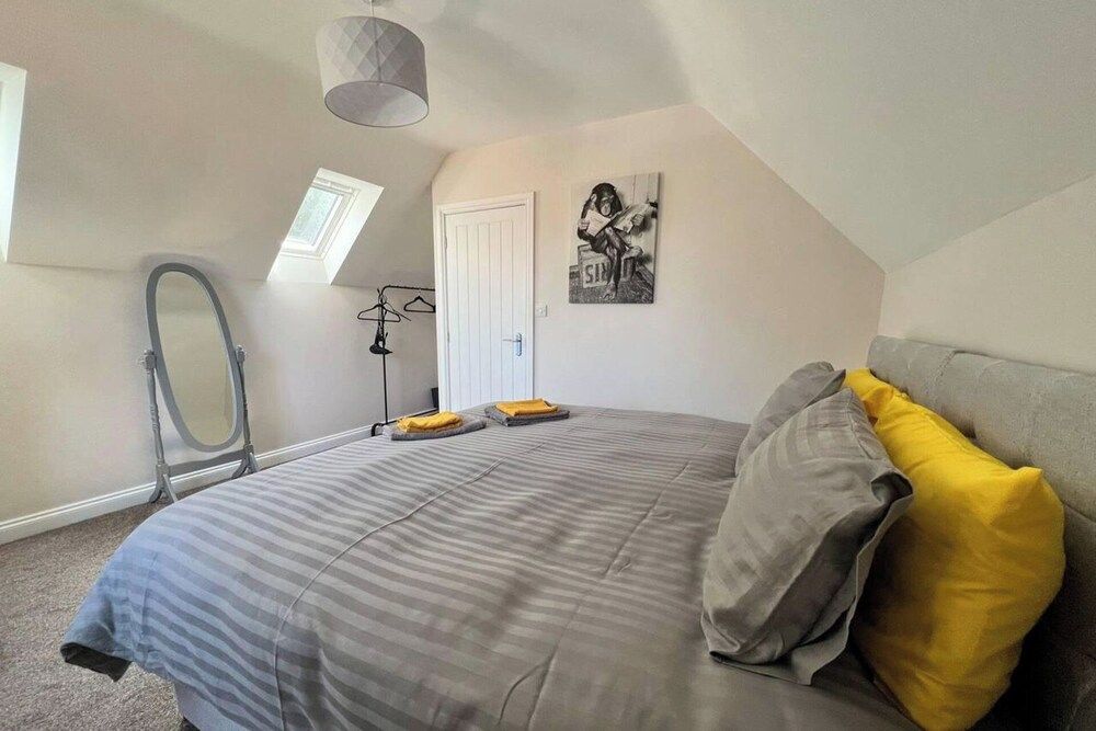 2-bed House - Sleeps 6 - Garden, Parking, Wifi 2