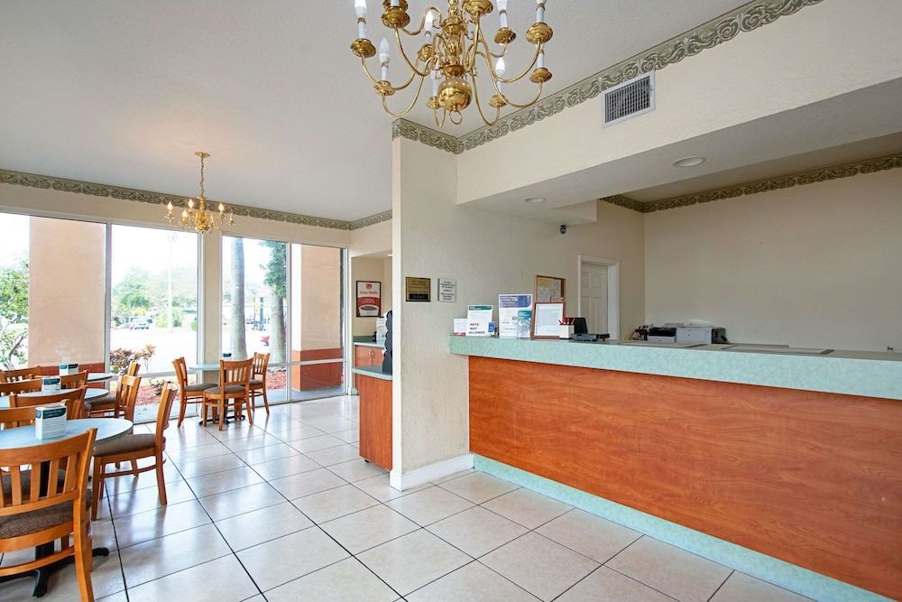 Econo Lodge Inn & Suites Clearwater Central 2