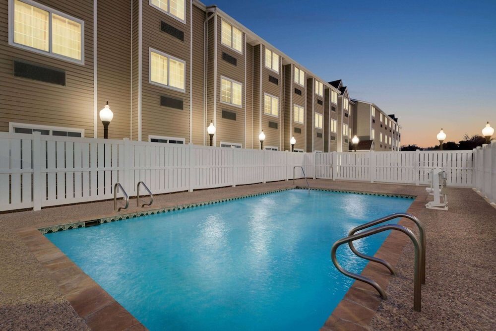 Super 8 by Wyndham San Antonio Airport North 1