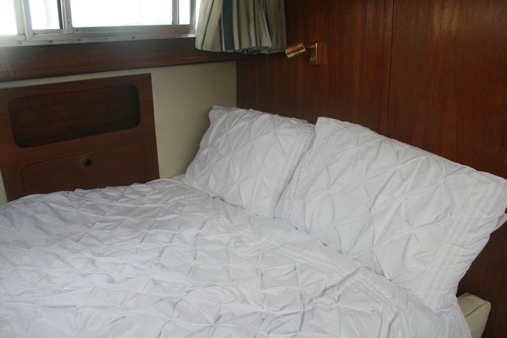 The Rose 37ft Lakeside Yacht inc Hot Tub 2