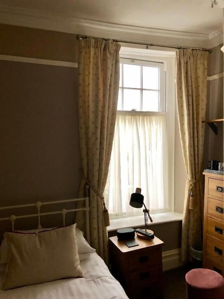 Glendale Guest House 2