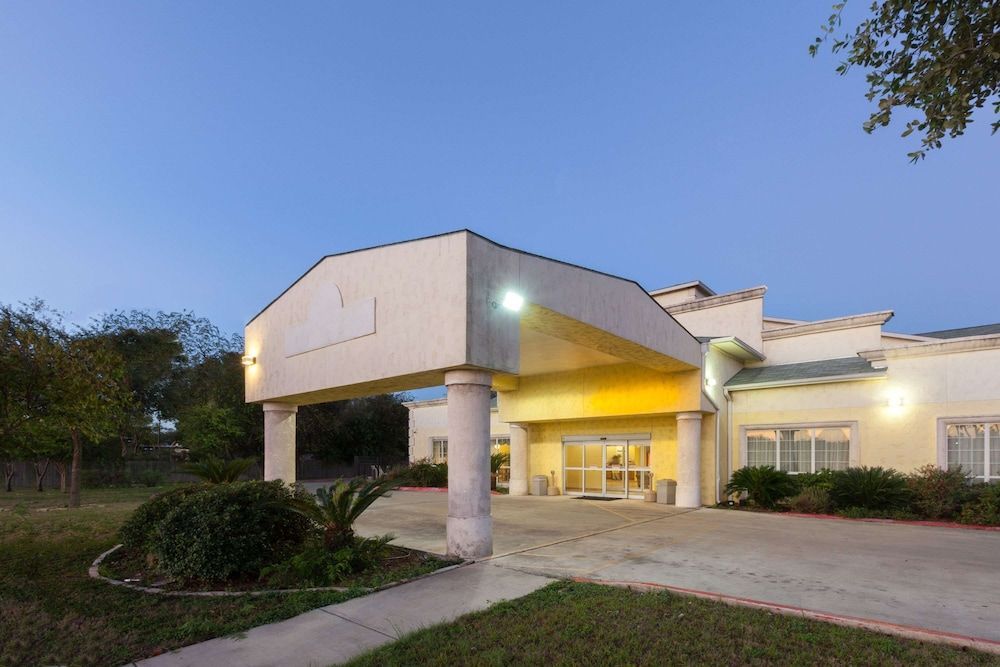 Days Inn by Wyndham San Antonio at Palo Alto 1