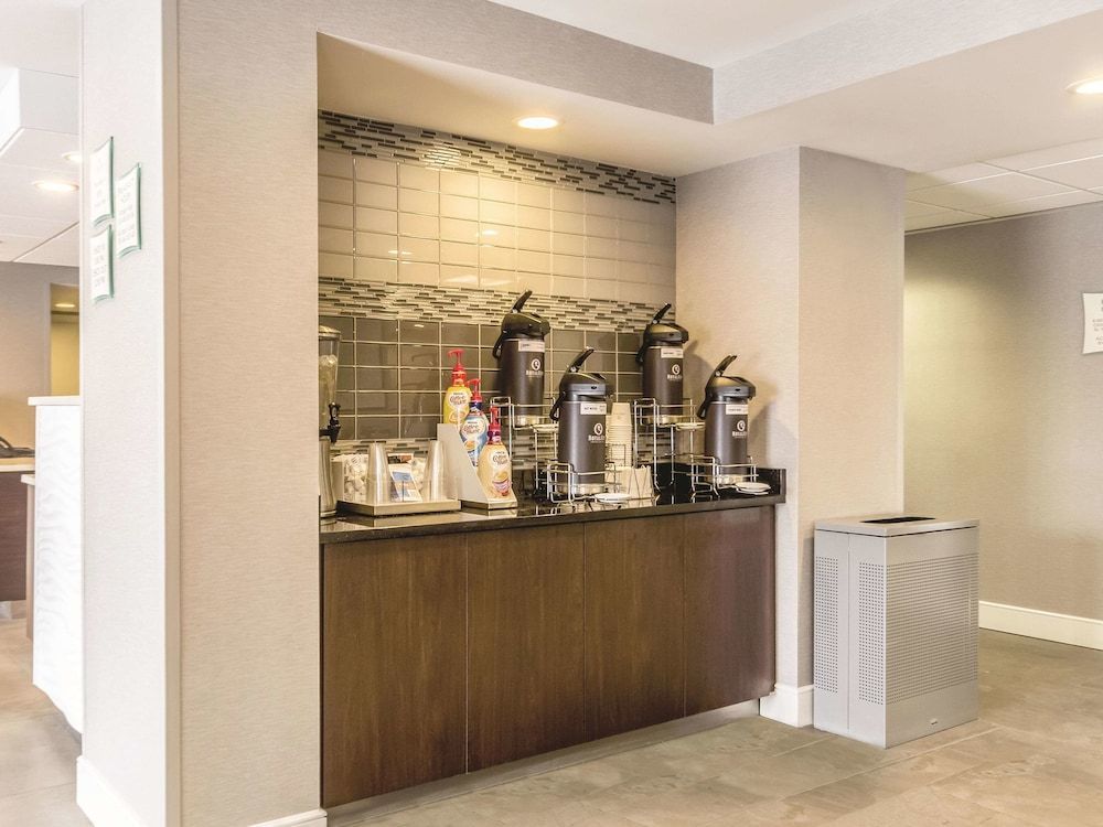 La Quinta Inn & Suites by Wyndham Cleveland - Airport North 2