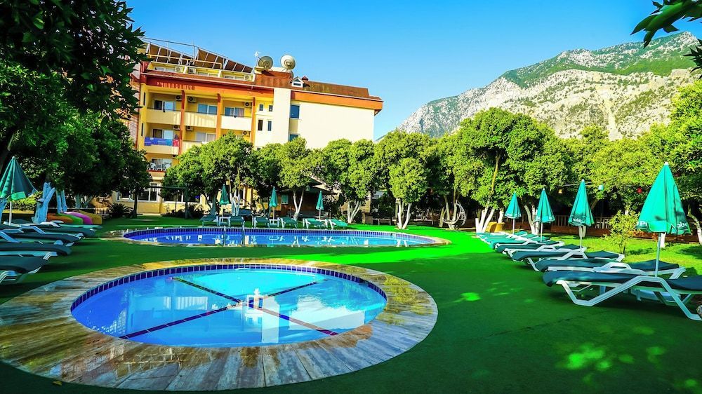 CASTLE PARK HOTEL 1