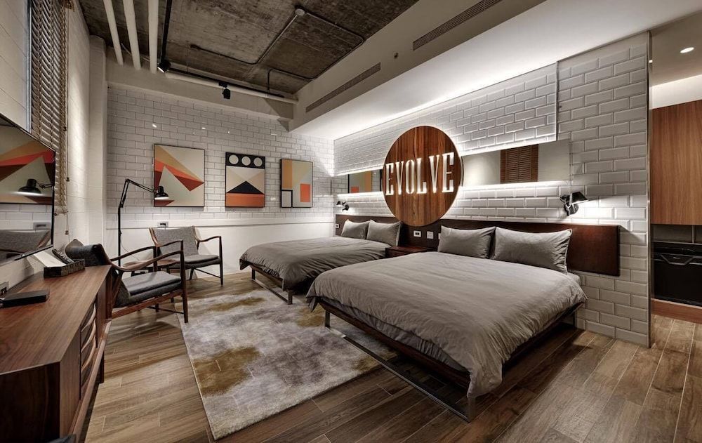 STABLE HOTEL 2