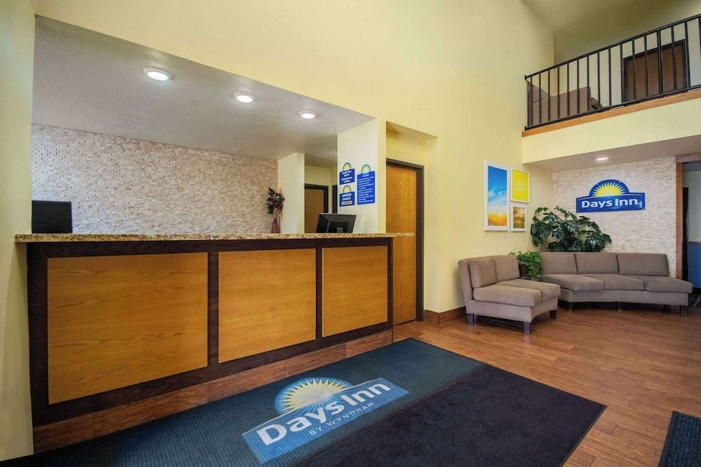 Days Inn by Wyndham Evansdale Waterloo 2