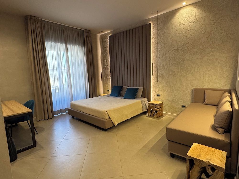Tropicana Room 1