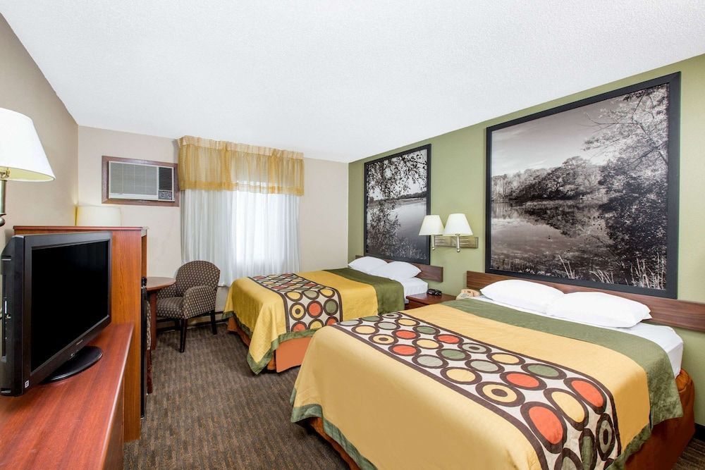 Super 8 by Wyndham Fairmont 1