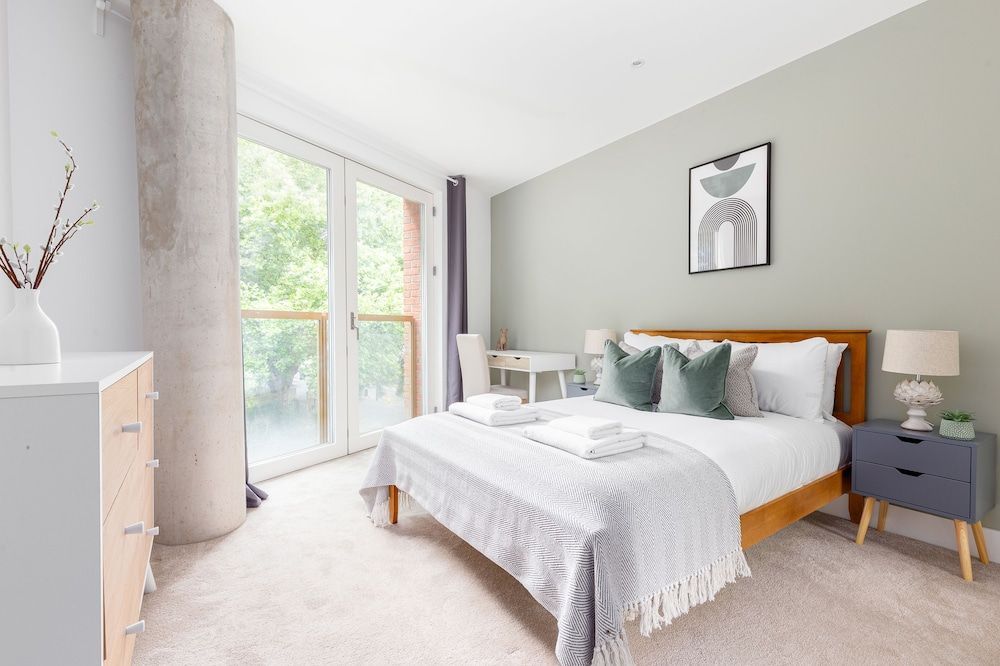 Luminous 2 Bed Balcony Flat in Islington 2