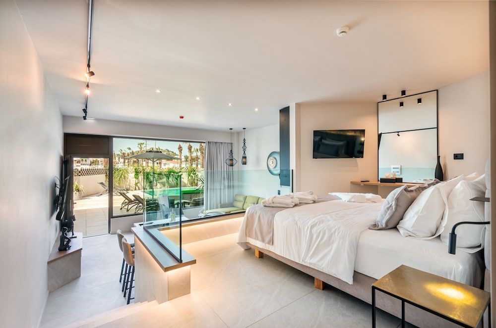 Ammos Luxury Suites 2
