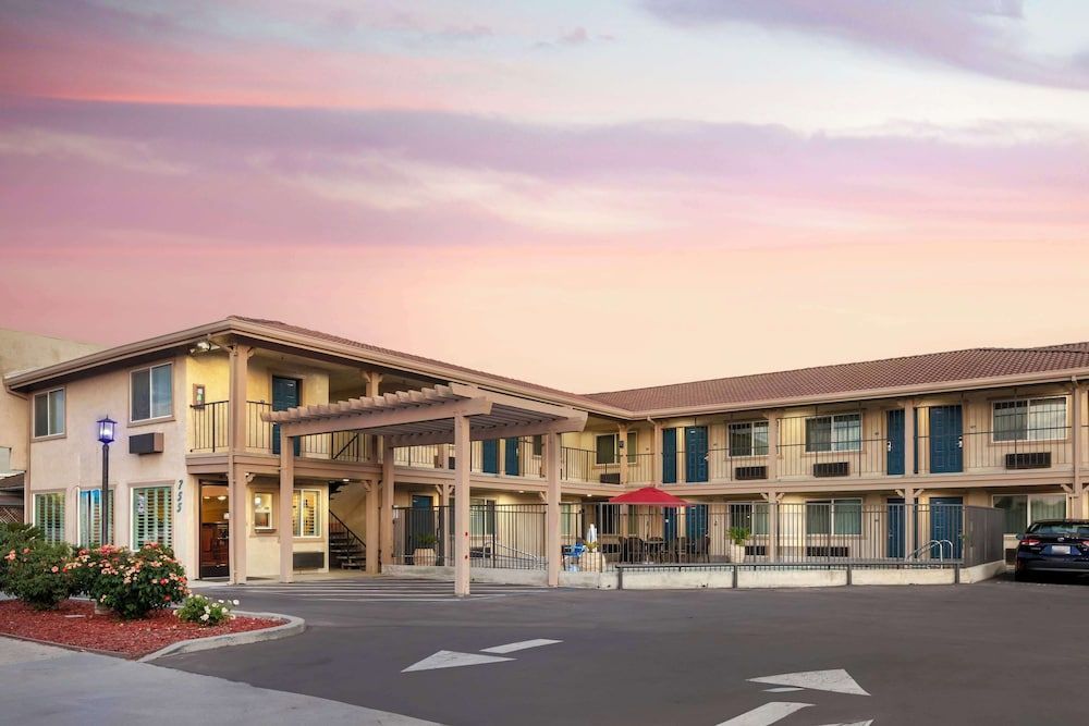 Best Western Hanford Inn 1