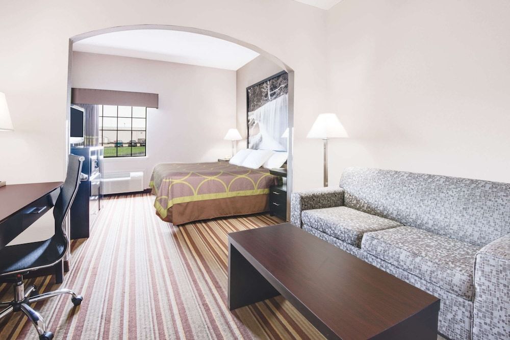 Super 8 by Wyndham Monett 1