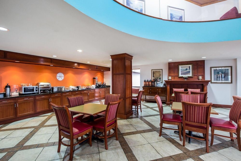 Howard Johnson by Wyndham Evansville East 2