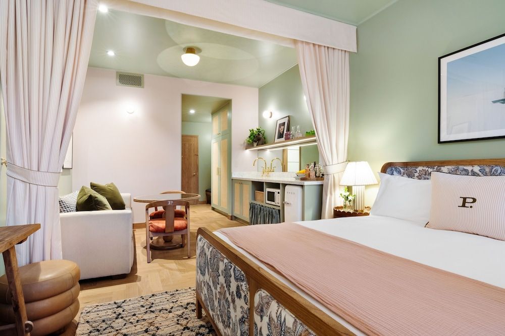 Palihouse Hyde Park Village 1