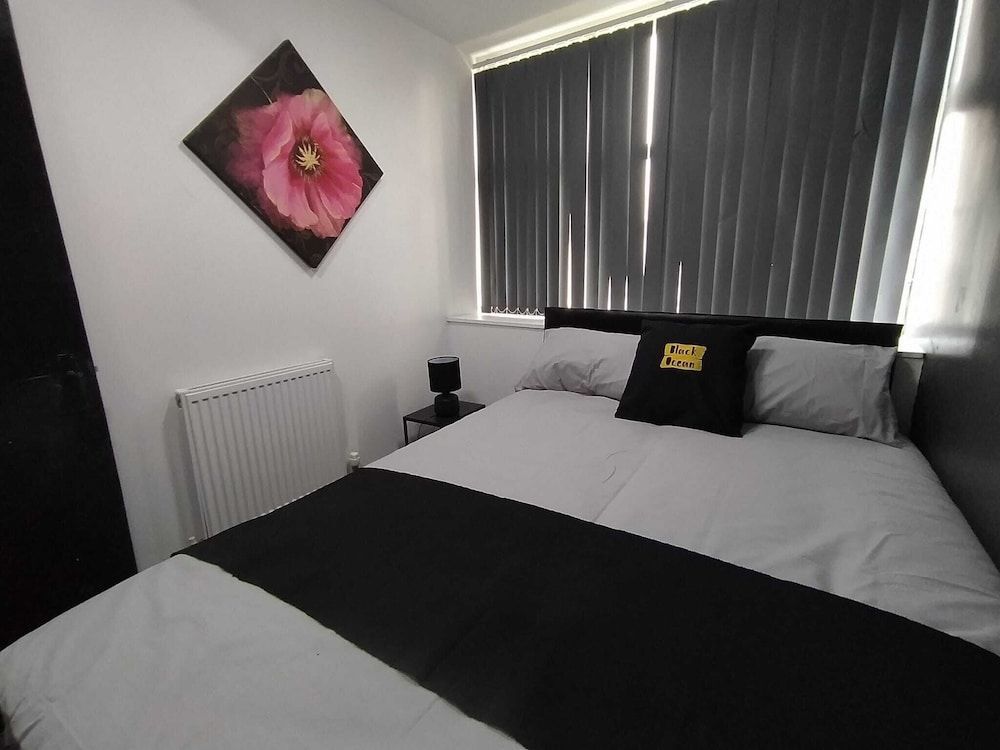 Black Ocean Holiday Apartments 1