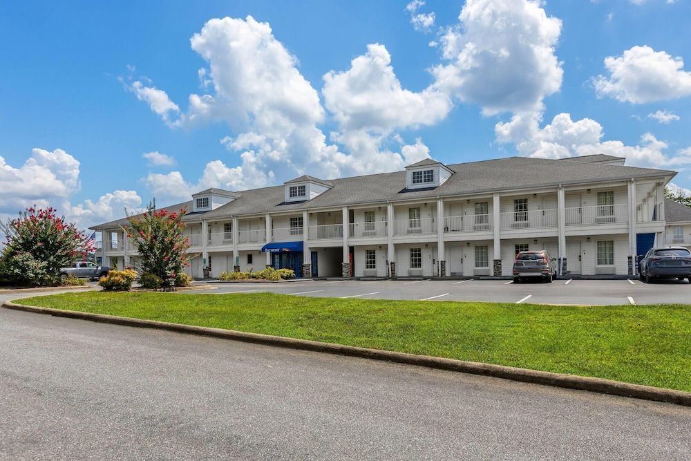 Baymont by Wyndham Forest City 1