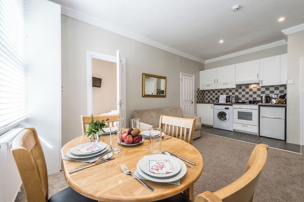 Stylish apartment 12 minutes tube to Oxford Street with free wifi and air con 1