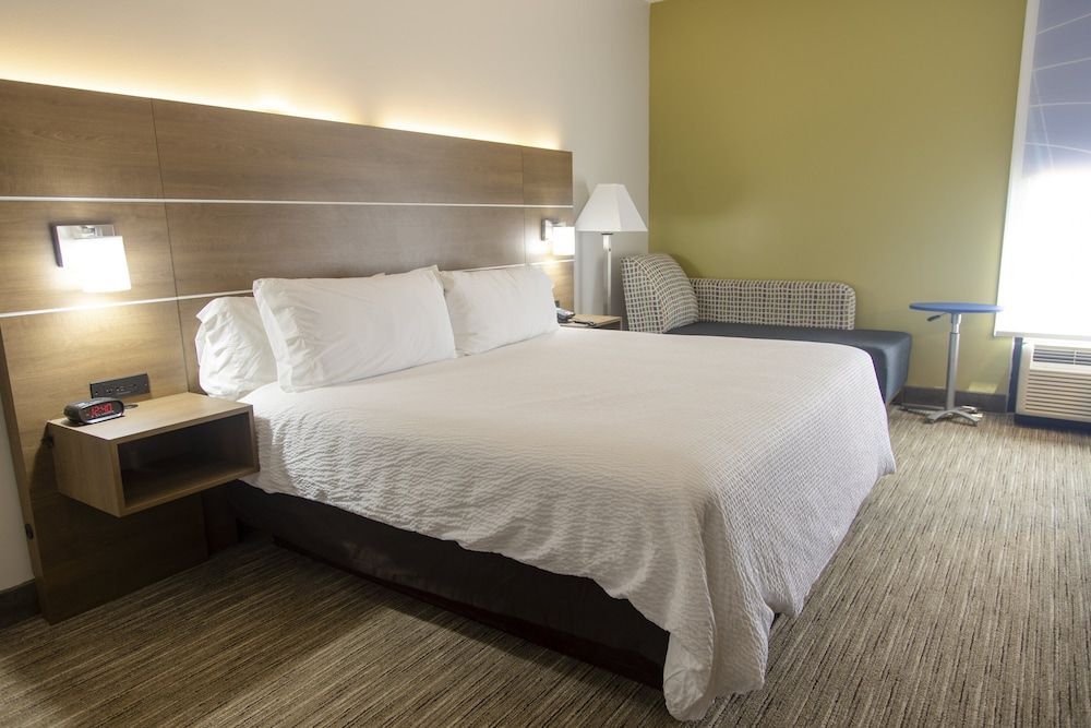Holiday Inn Express MARSHFIELD (SPRINGFIELD AREA) by IHG 1