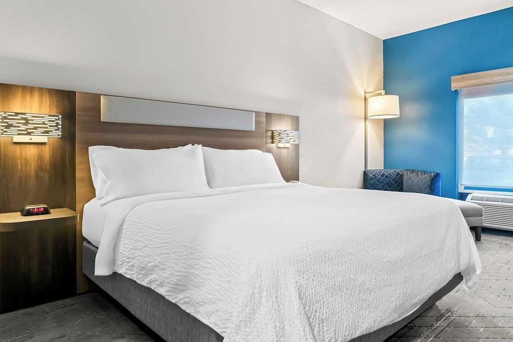 Holiday Inn Express & Suites DETROIT-NOVI by IHG 2