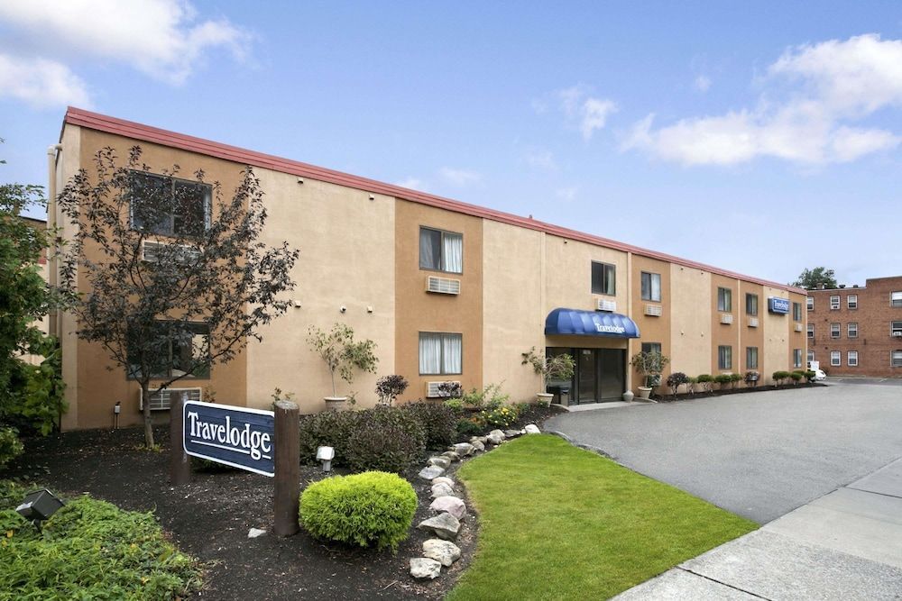 Travelodge by Wyndham Cleveland Lakewood 1