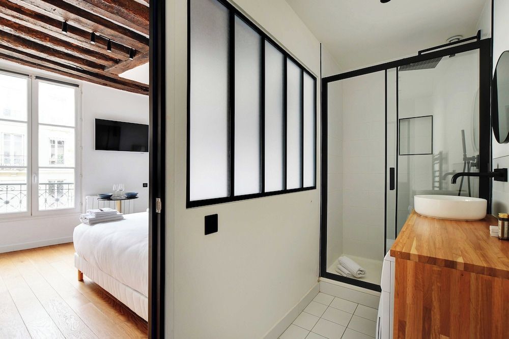 Charming studio A C - 2P - Le Marais 2