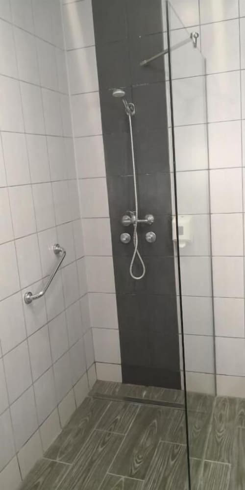 FREE PARKING, FREE BREAKFAST, only 15 minutes to City Center 2