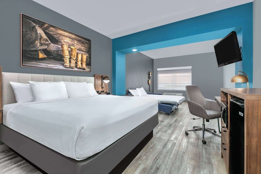 La Quinta Inn & Suites by Wyndham Decatur 1