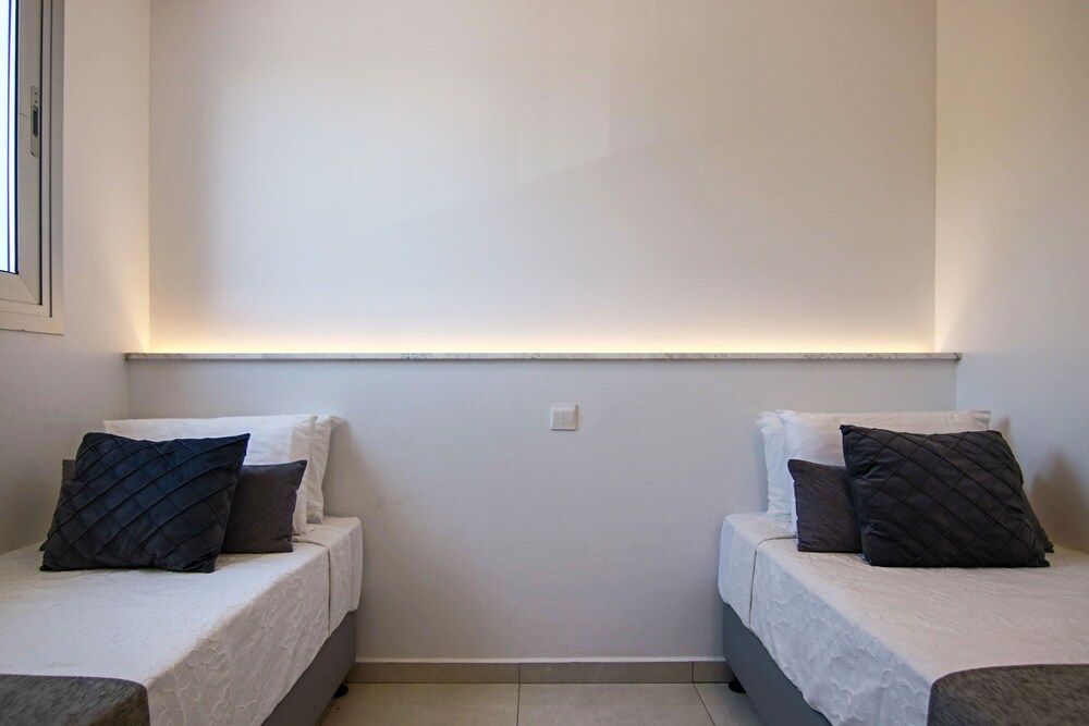 Phaedrus Living: Seaside Executive Flat Harbour 203 2