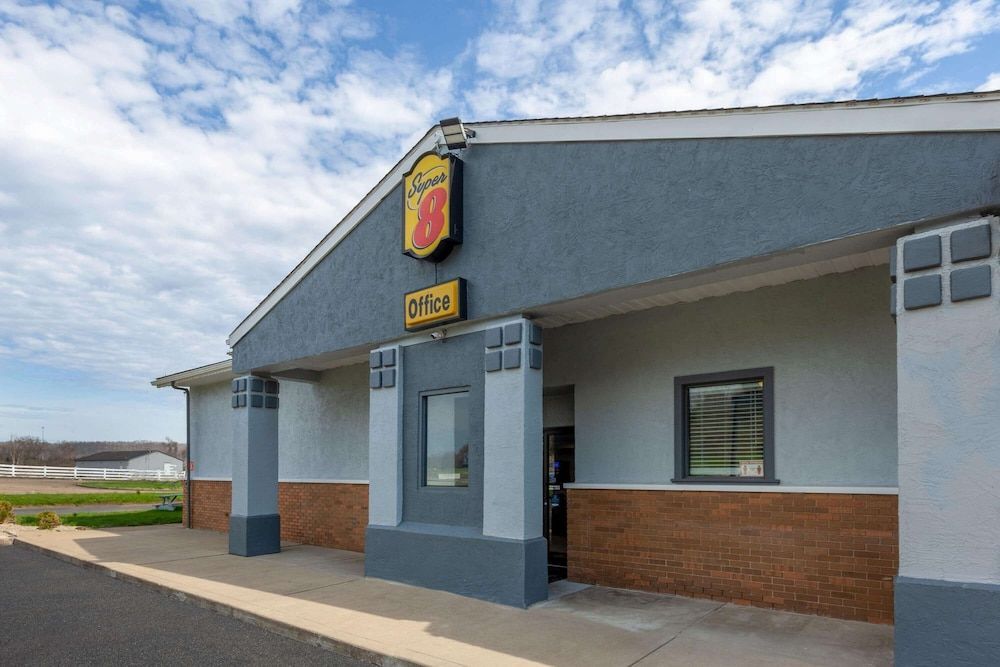 Super 8 by Wyndham Newcomerstown 1