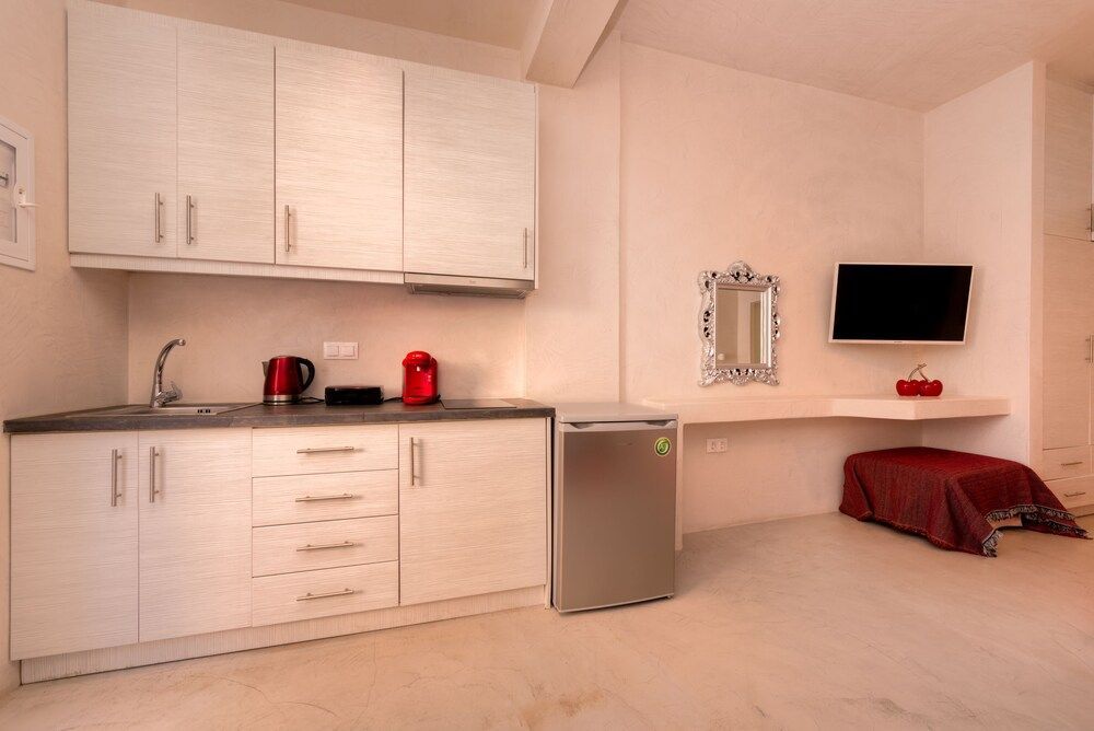 The Muses of Santorini Private Jacuzzi Suites 2