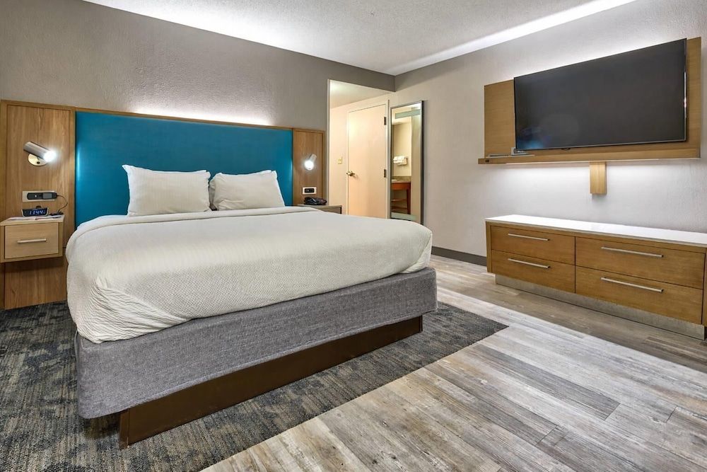 Country Inn & Suites by Radisson, Hampton Coliseum 2