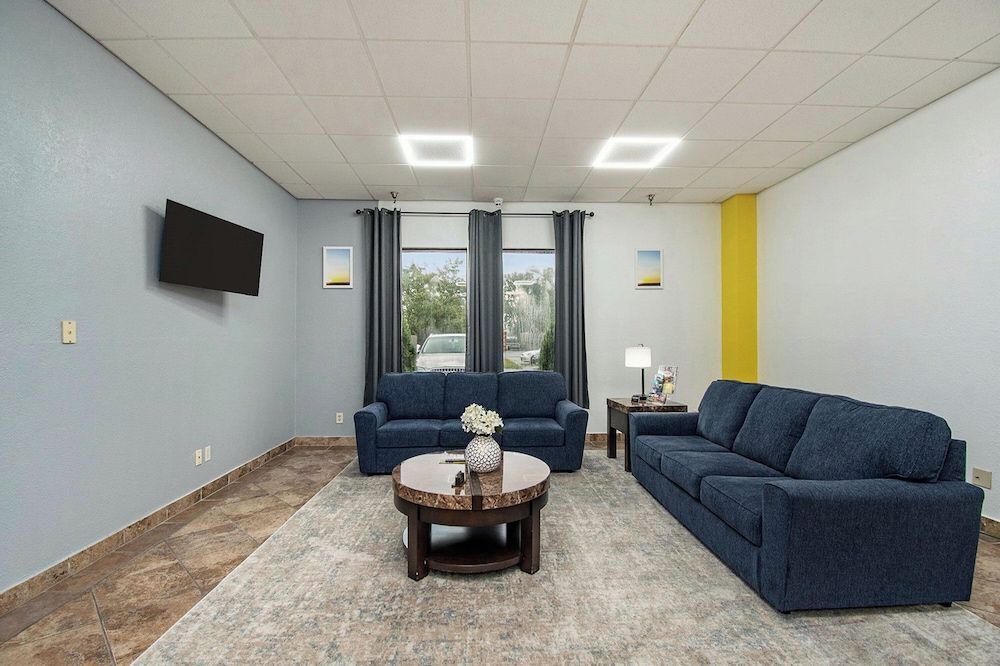 Days Inn & Suites by Wyndham Mt Pleasant 2
