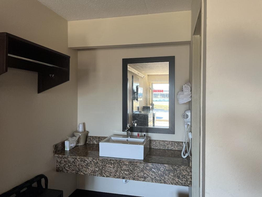 Travelodge by Wyndham Holland/Toledo 1