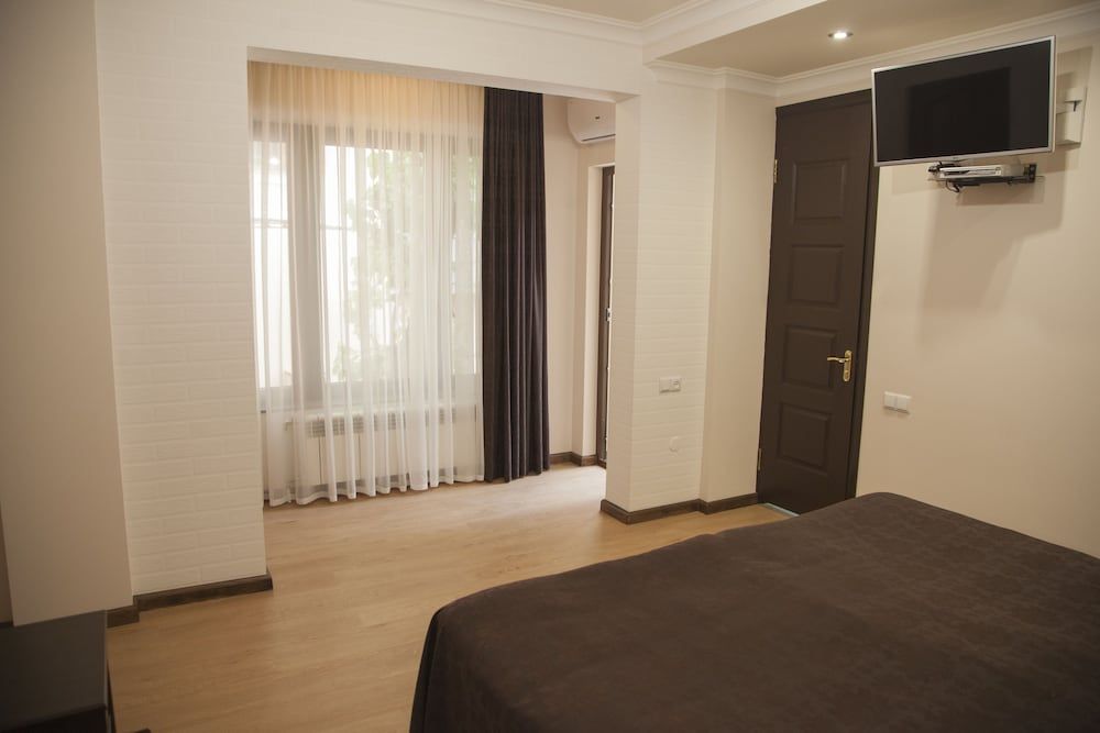 Hin Yerevantsi Hotel 2