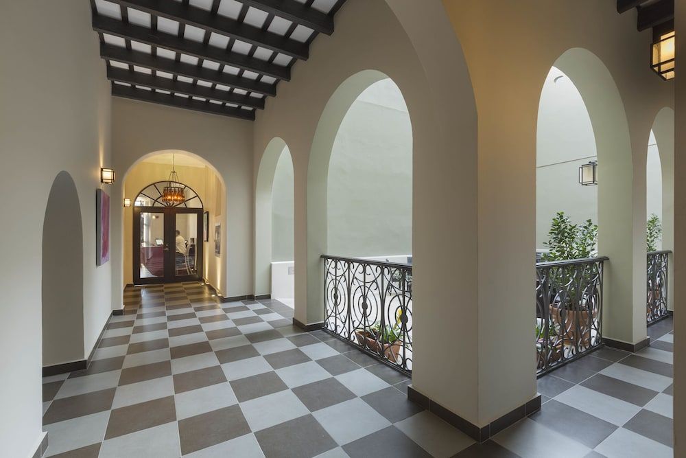 Decanter Hotel 2
