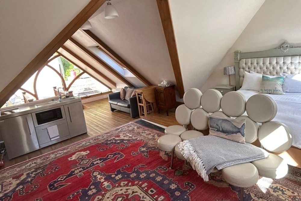 1 Bed Suite - Sleeps 2, Patio, Parking & Wifi 2
