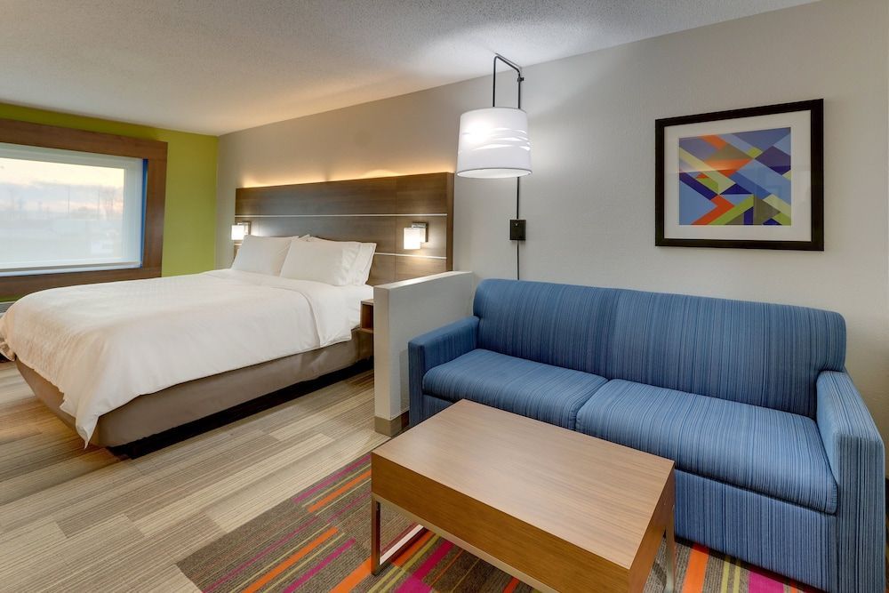 Holiday Inn Express & Suites GREENVILLE AIRPORT by IHG 2