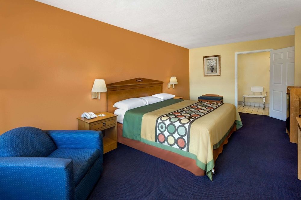 Super 8 by Wyndham Breaux Bridge 1