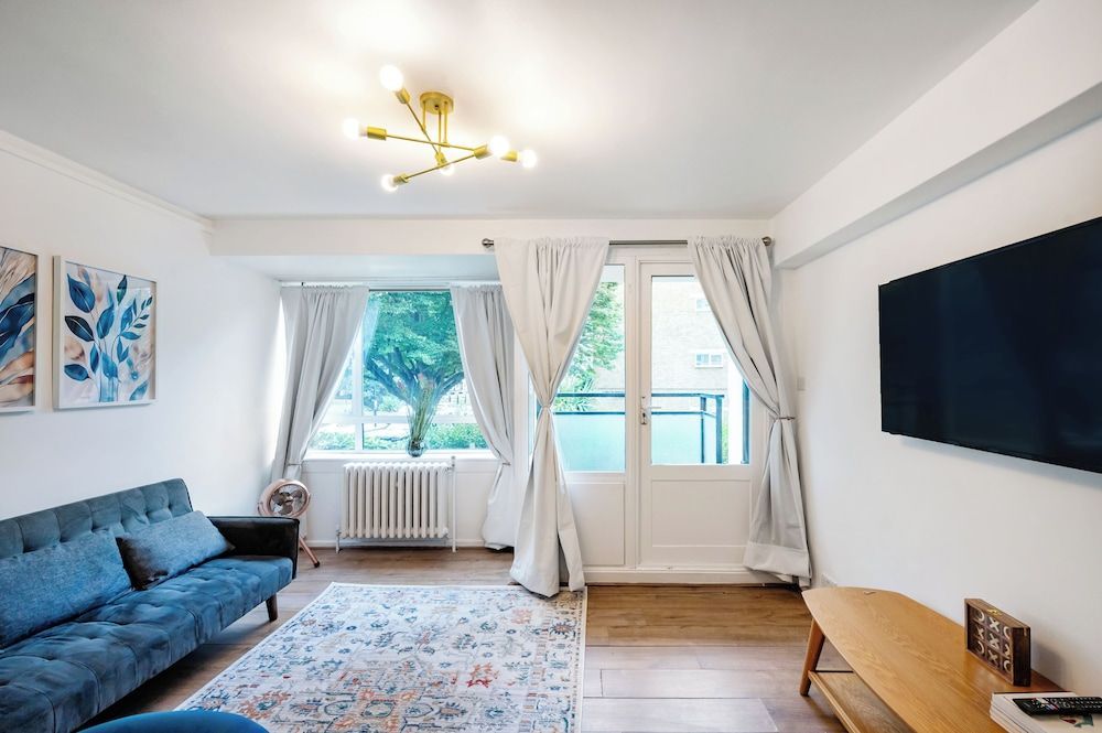 Cozy 2 bedroom flat- Heart of Victoria 2