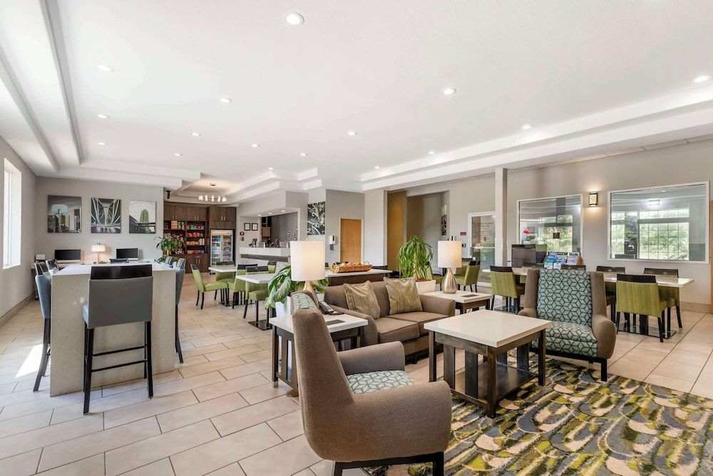 Best Western Plus Des Moines West Inn & Suites 2