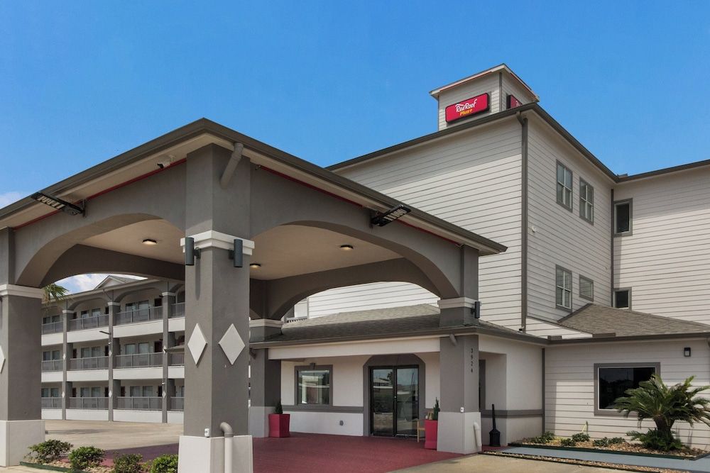 Red Roof Inn PLUS + Galveston - Beachfront 1