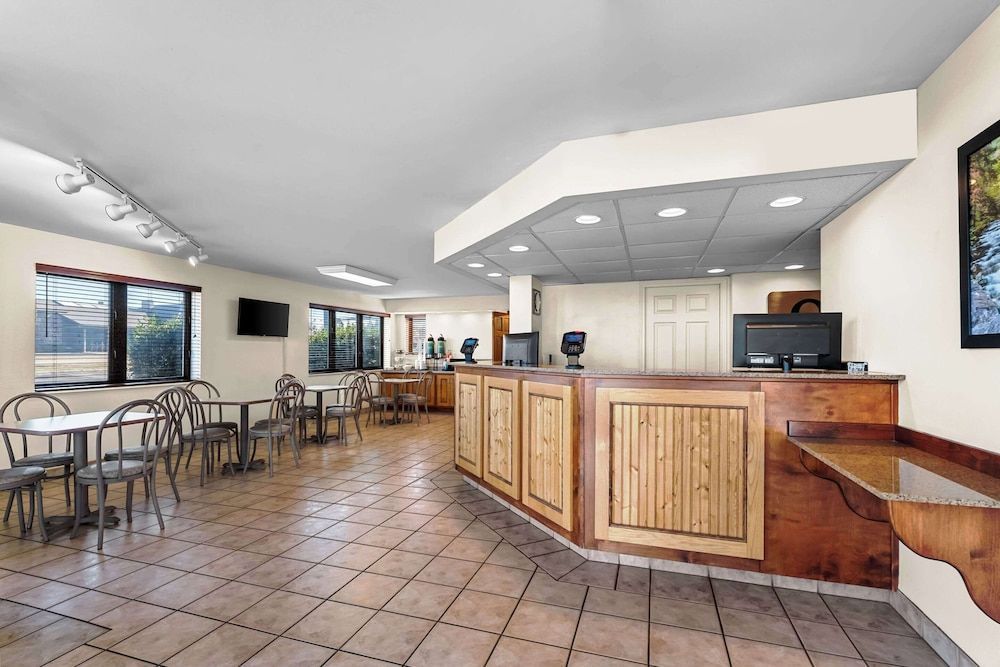Quality Inn & Suites at Dollywood Lane 2