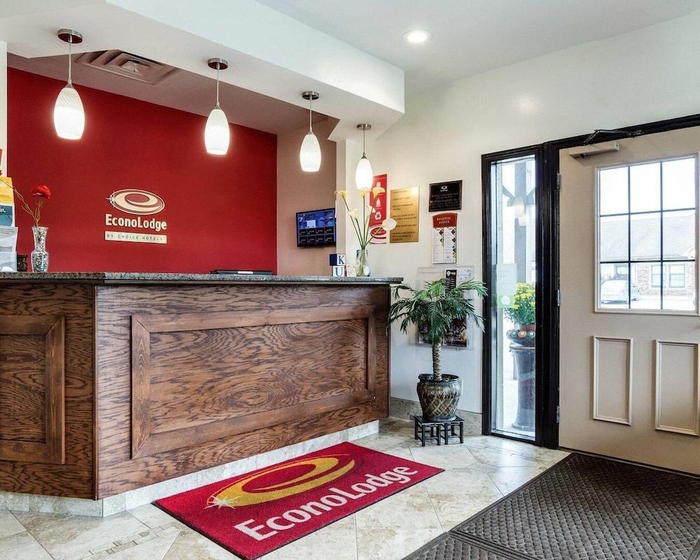Econo Lodge Lawrence near University 2