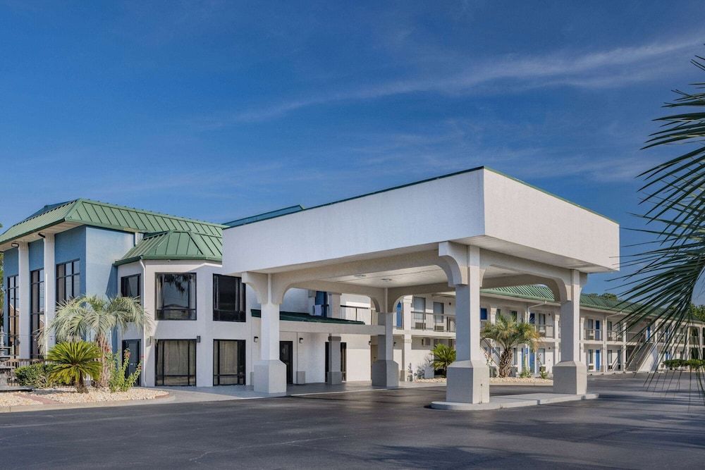 Days Inn & Suites by Wyndham Savannah Midtown 1