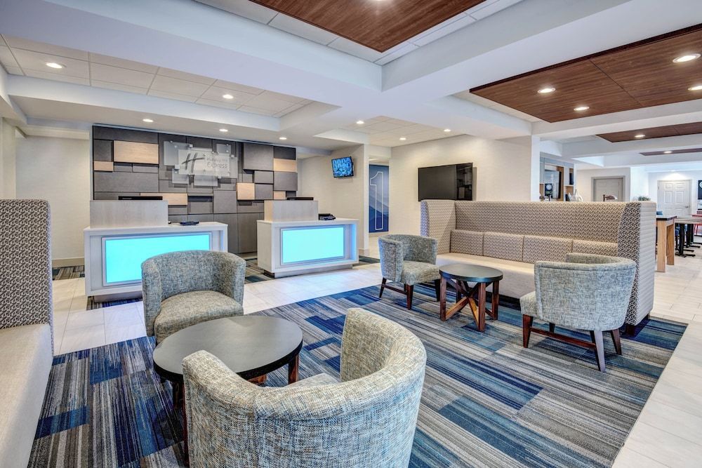 Holiday Inn Express & Suites WOODBRIDGE by IHG 1