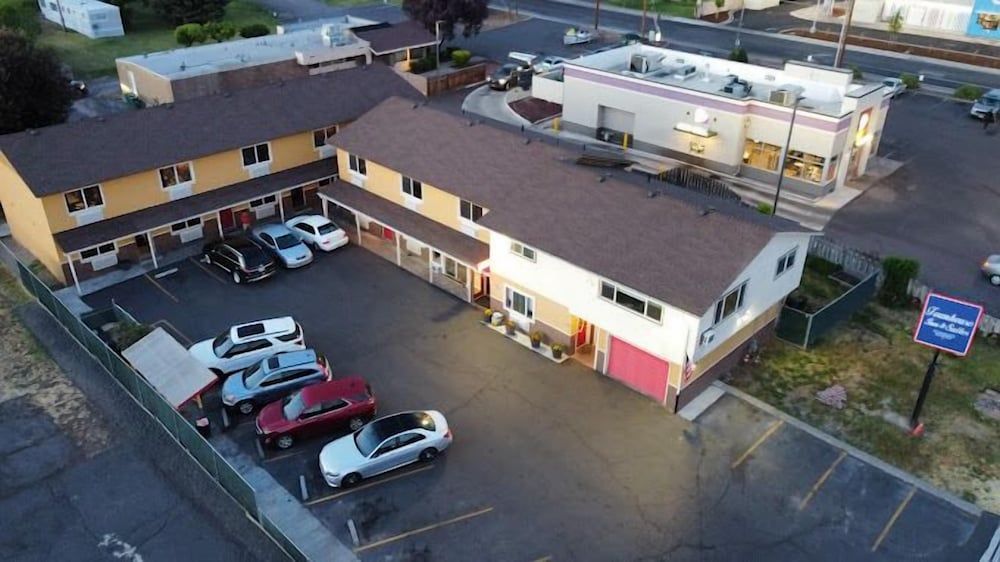 Townhouse Inn & Suites 1